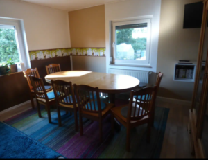 Wohnzimmer Essecke mit 8 Stühlen und einer Bank